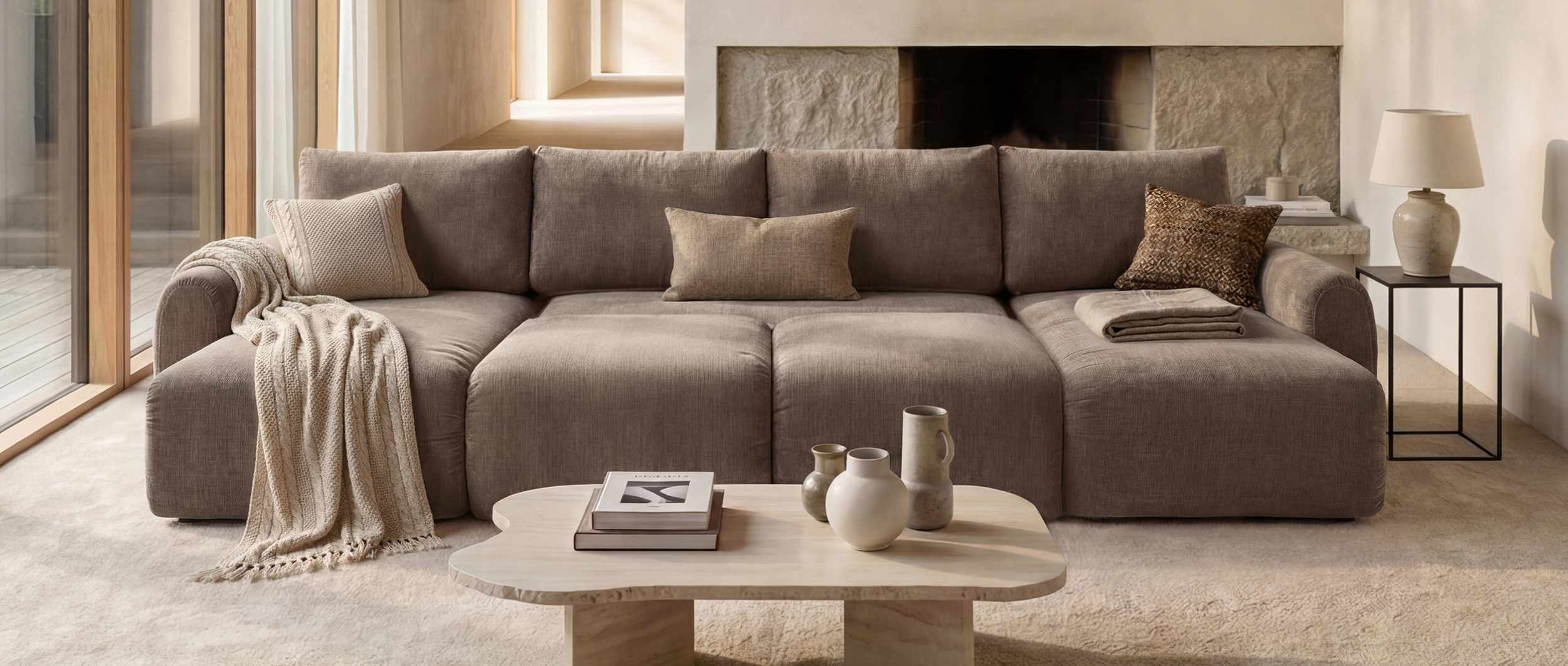 Das Innovation NORUM Schlafsofa in U-Form mit viel Platz zum Loungen und Entspannen – hier im regulären Stoff Esina Cedar Brown (411)
