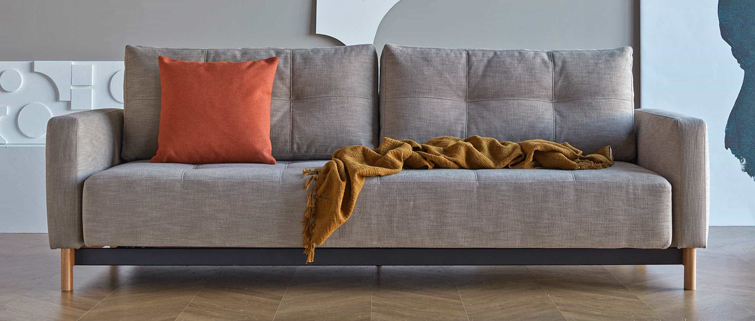 Das Innovation PYXIS Loungesofa im skandinavischen Design zeichnet sich durch helle Eichenholzfüße und gepolsterte Armlehnen aus - Stoff Phobos Mocha (587)