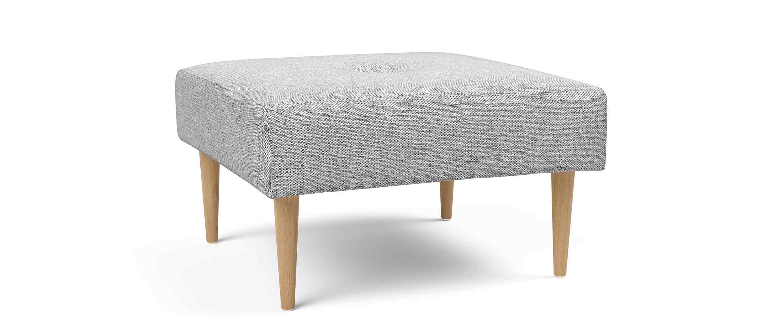 Der Innovation RECAST Hocker ist auch mit Füßen aus hellem Holz erhältlich