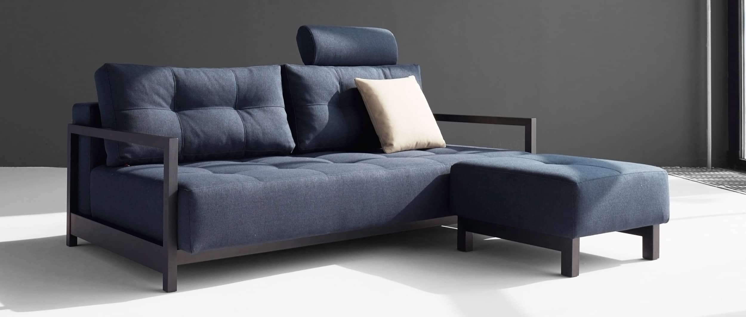 Der Hocker lässt sich ideal mit dem BIFROST DELUXE EXCESS LOUNGER Schlafsofa von Innovation als flexible Ecklösung kombinieren