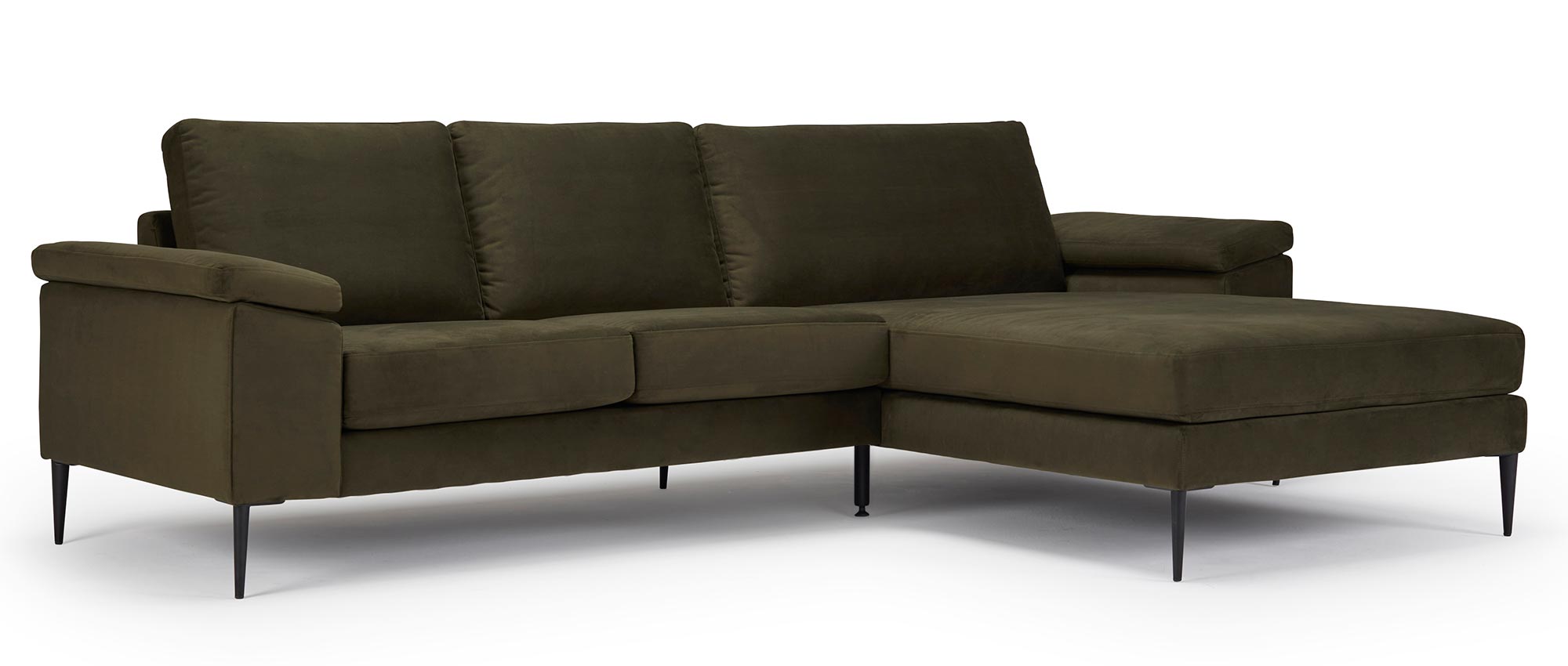 Das TRONDHEIM Designer Ecksofa mit Longchair rechts, schwarzen Metallfüßen, breiten Armlehnen mit Kissen 