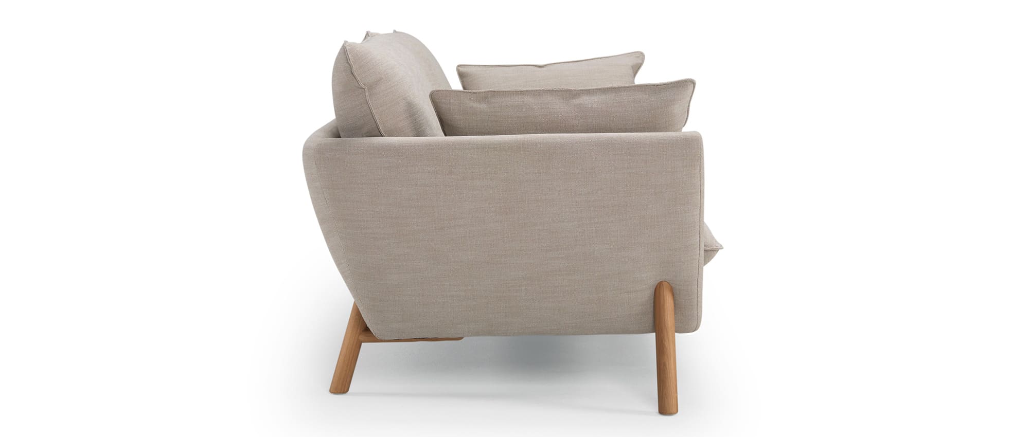 Das HALDEN Sofa hier mit Füßen in Eiche lackiert gezeigt