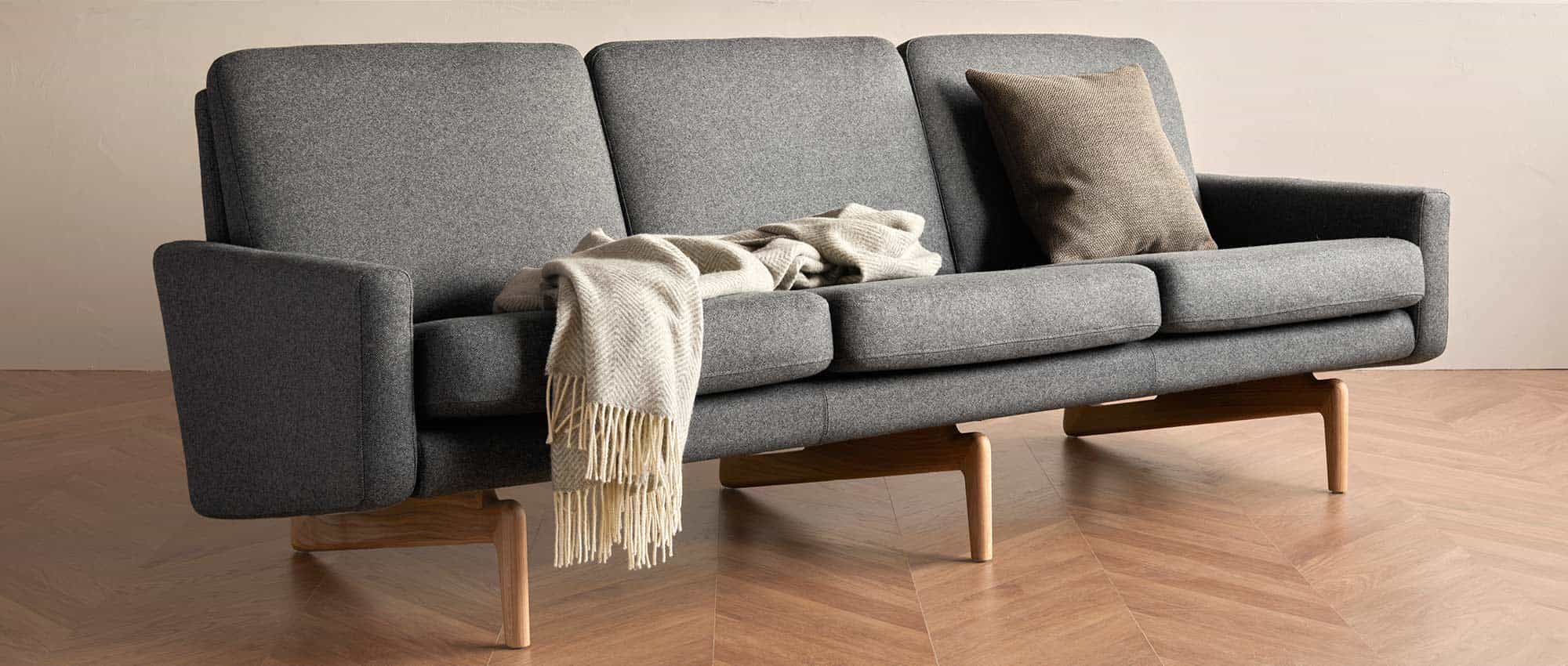 Die KOPENHAGEN 3-Sitzer Couch mit hellen Holzfüßen