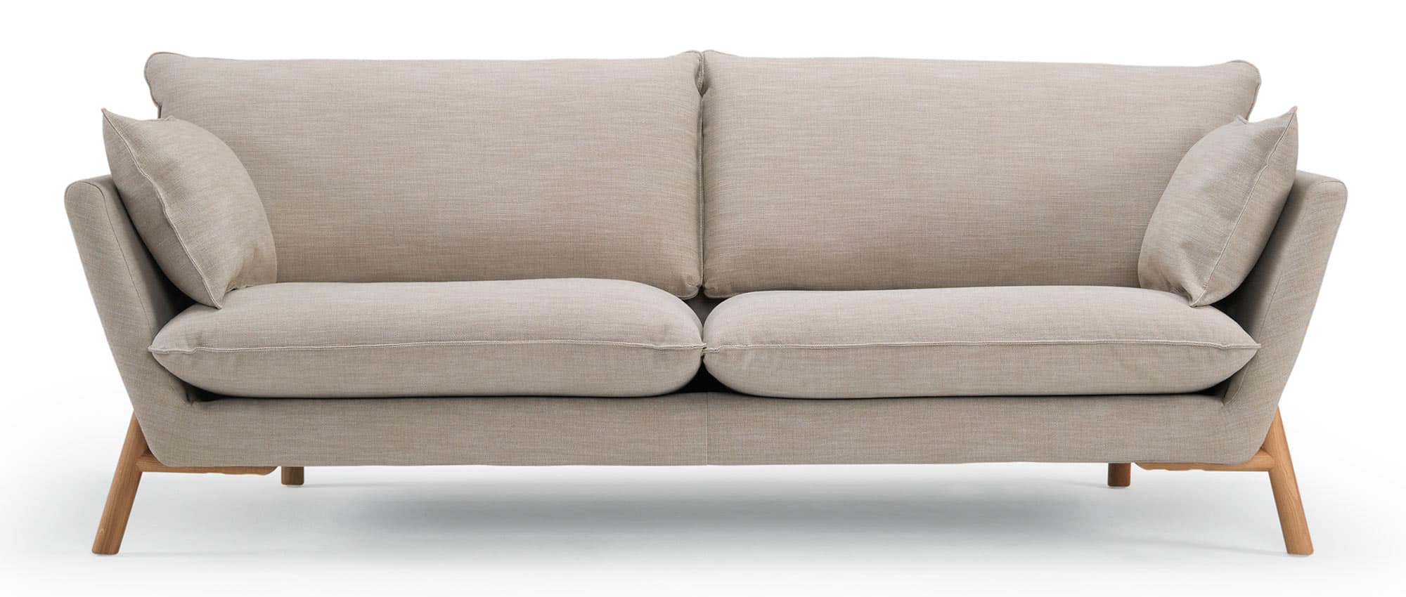 Das HALDEN 3-Sitzer Designer Sofa besitzt einladende Polsterarmlehnen und gemütliche Kissen