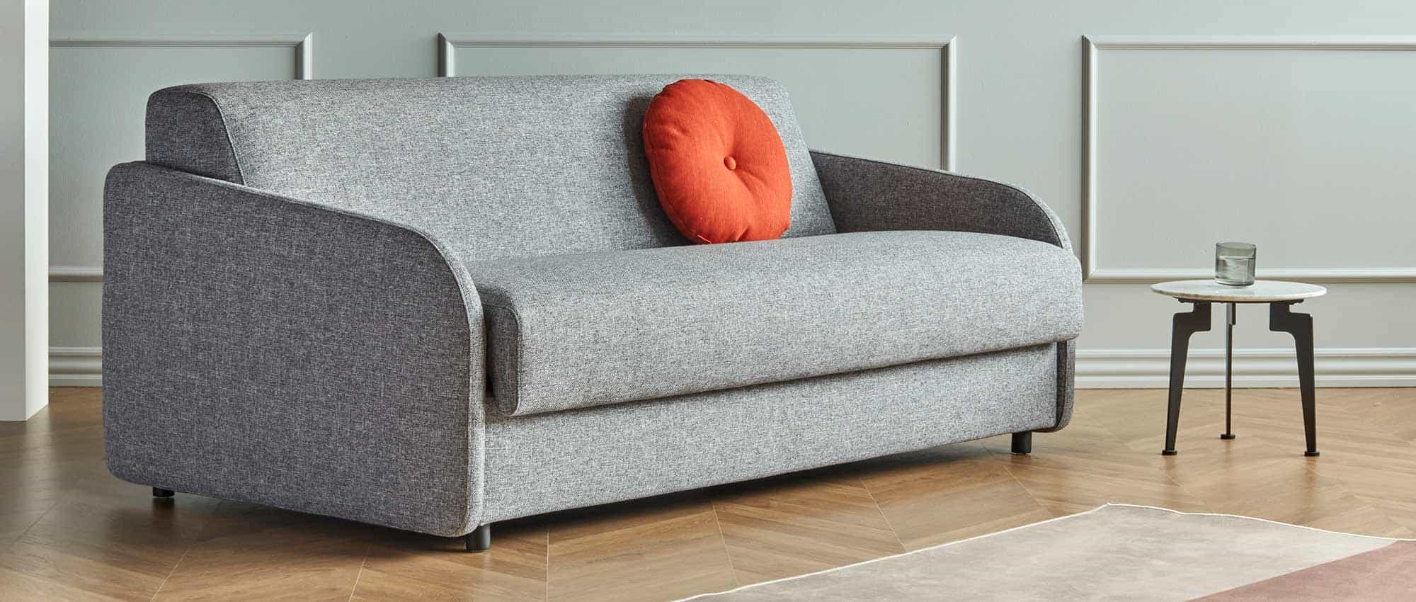 Das EIVOR Doppelbett im Stoff Twist Granite (565) und CIRCLE Kissen