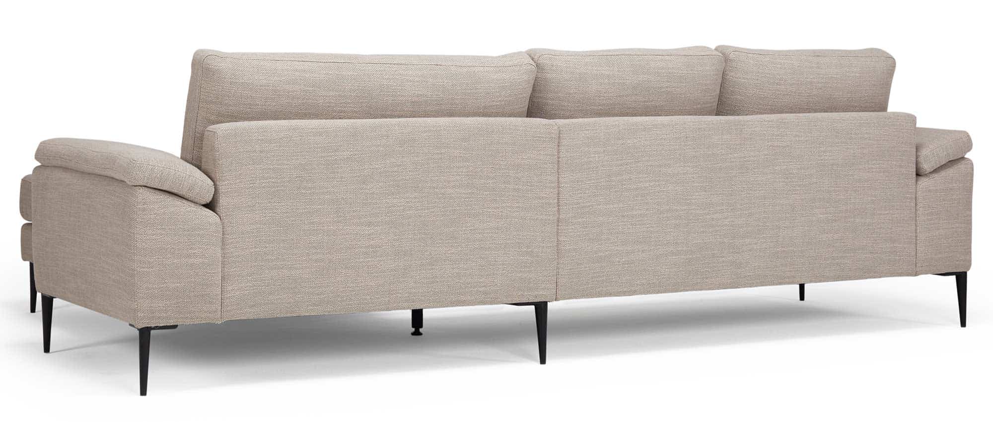 Das TRONDHEIM Ecksofa mit Longchair ist auch auf der Rückseite in Ihrer Stoffauswahl bezogen