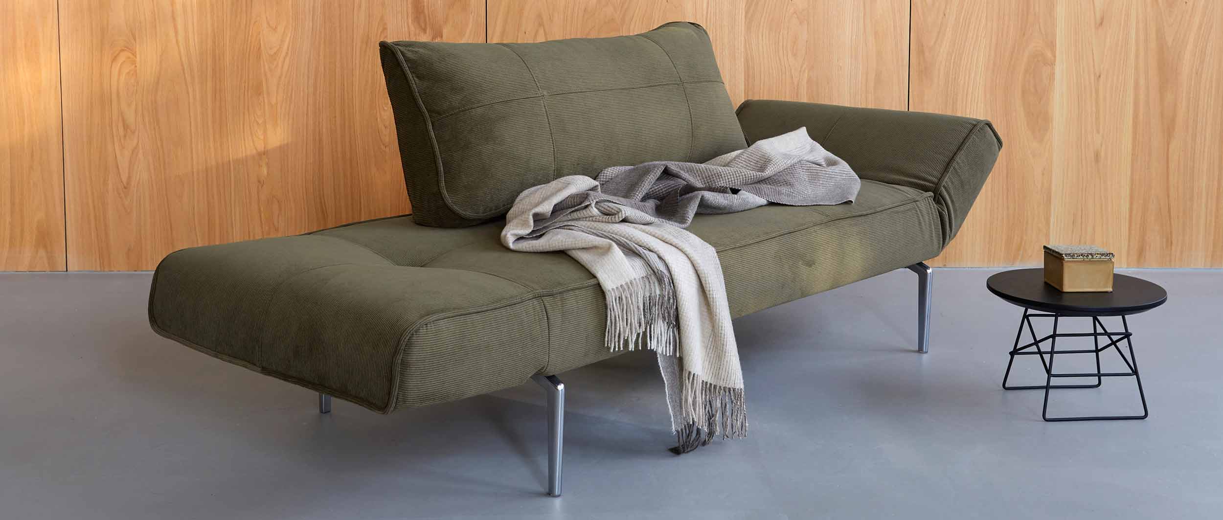 Das ZEAL Daybed von Innovation im grünen Cordstoff und mit Straw Füßen (Aluminium-Optik)