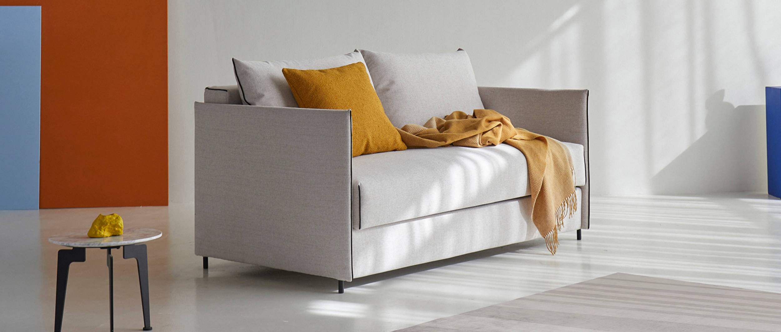 Schlafsofa LUOMA von Innovation im Stoff Weda Sand (300) mit Dapper Kissen