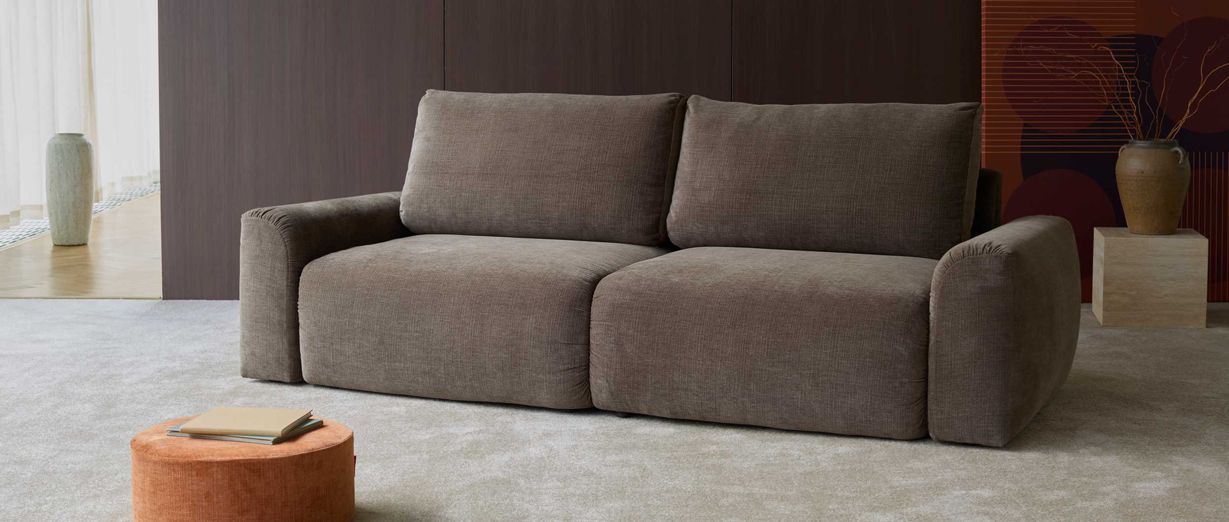 Das einladende NORUM Schlafsofa von Innovation mit weicher Formsprache und gemütlicher Ausstrahlung – ideal für entspannte Wohnmomente