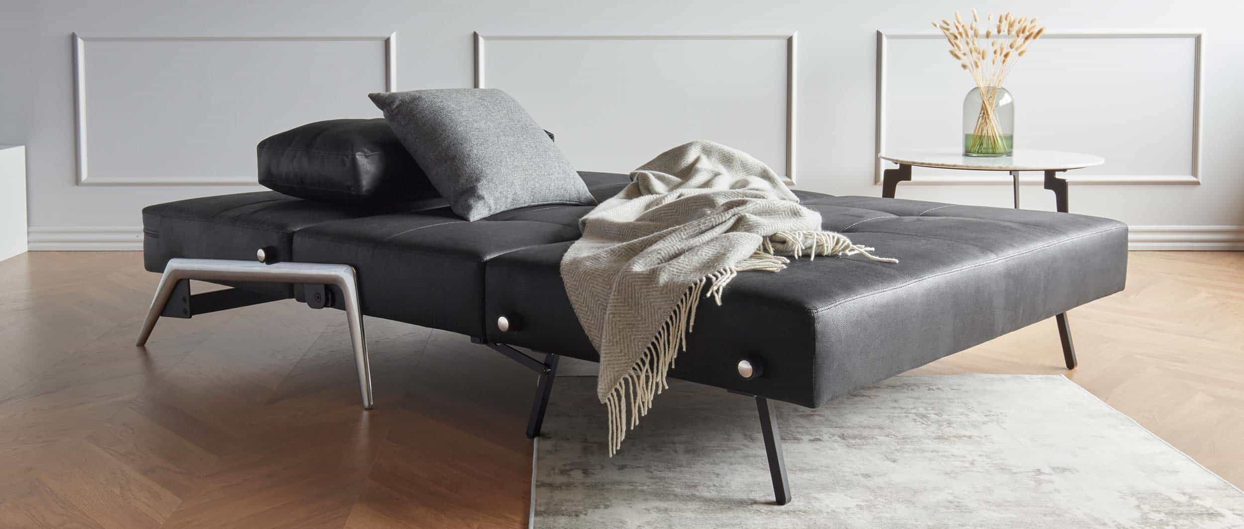 Nutzen Sie das CUBED 02 Schlafsofa 140 von Innovation als gemütliches Gästebett - hier Kunstleder Faunal Black (550) (Sonderanfertigung) und Füße in Alu-Optik