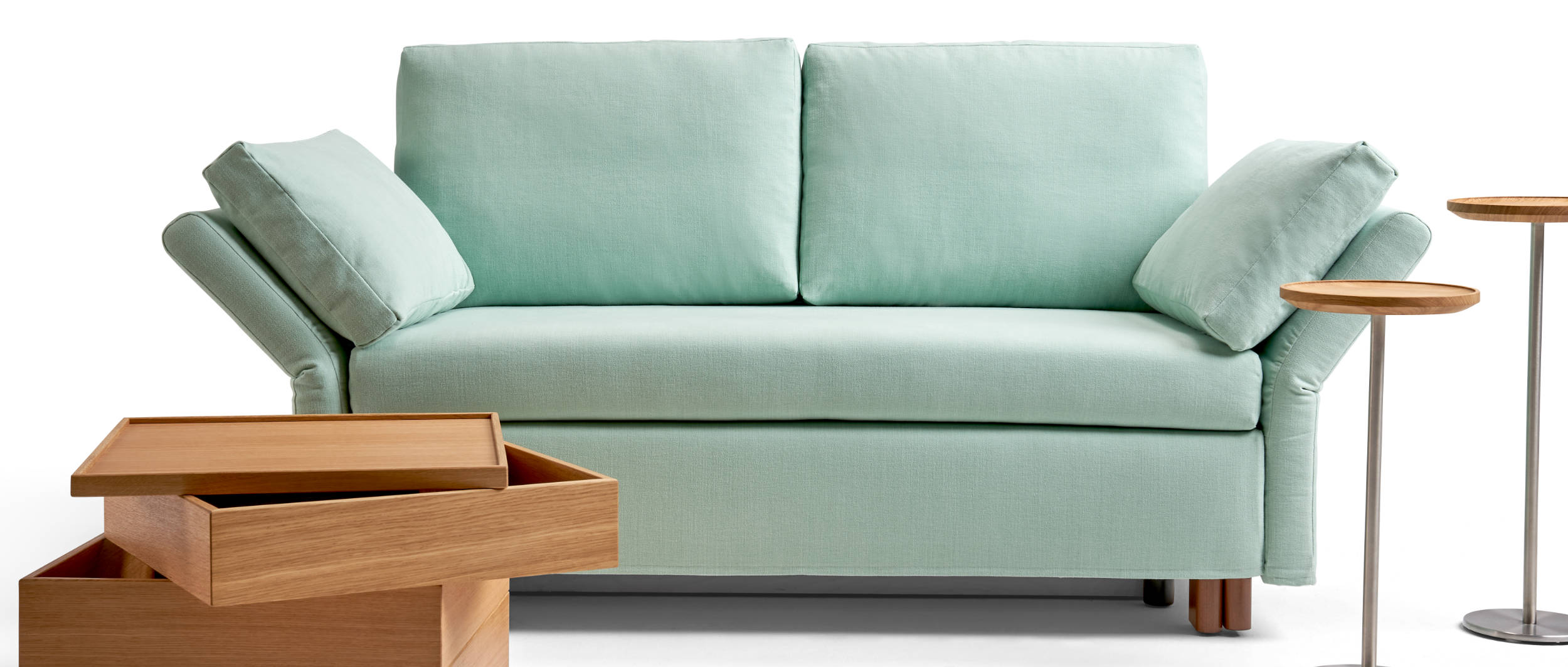 Erhältlich ist das Sofa PAULA von signet mit Holzfüßen in verschiedenen Farben