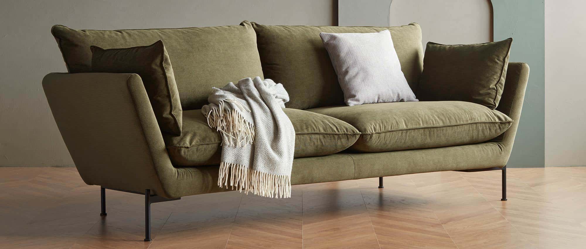 Das FALUN Sofa bietet einen hohen Komfort - hier das 3-Sitzer Designer Sofa im feinen Cordstoff - Pine Green (316)