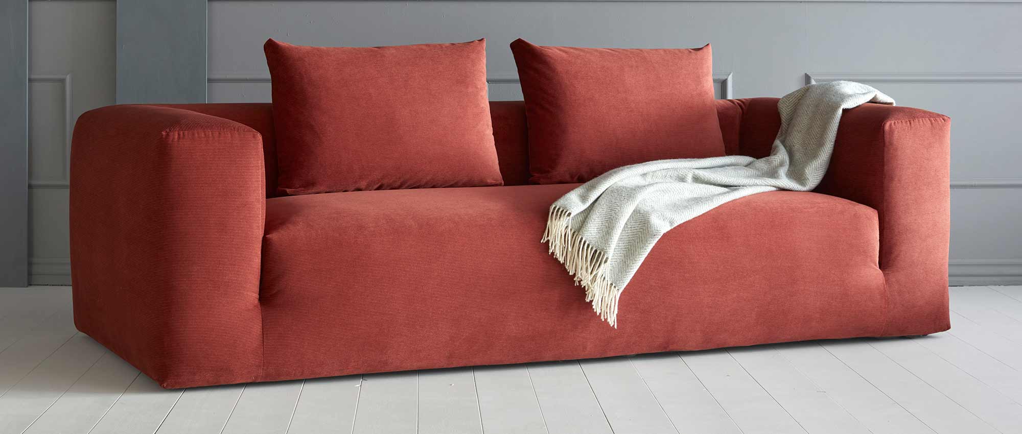 Die beiden Rückenkissen sind im Lieferumfang des  AALBORG 3-Sitzer Designer Sofas inbegriffen