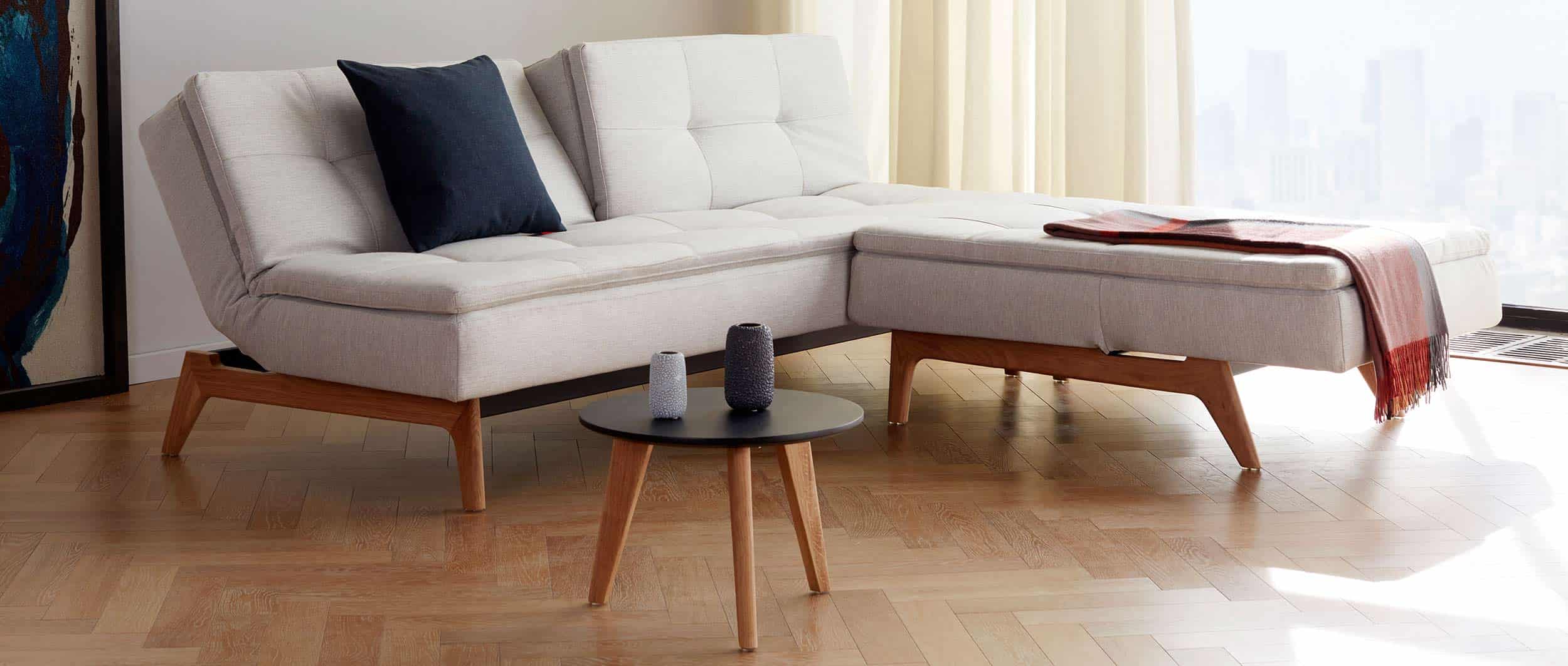 Das DUBLEXO Schlafsofa mit Sessel (umgeklappt) auch ohne Armlehnen mit hellen Eik Füßen erhältlich - hier im Stoff Mixed Dance Natural (527) 