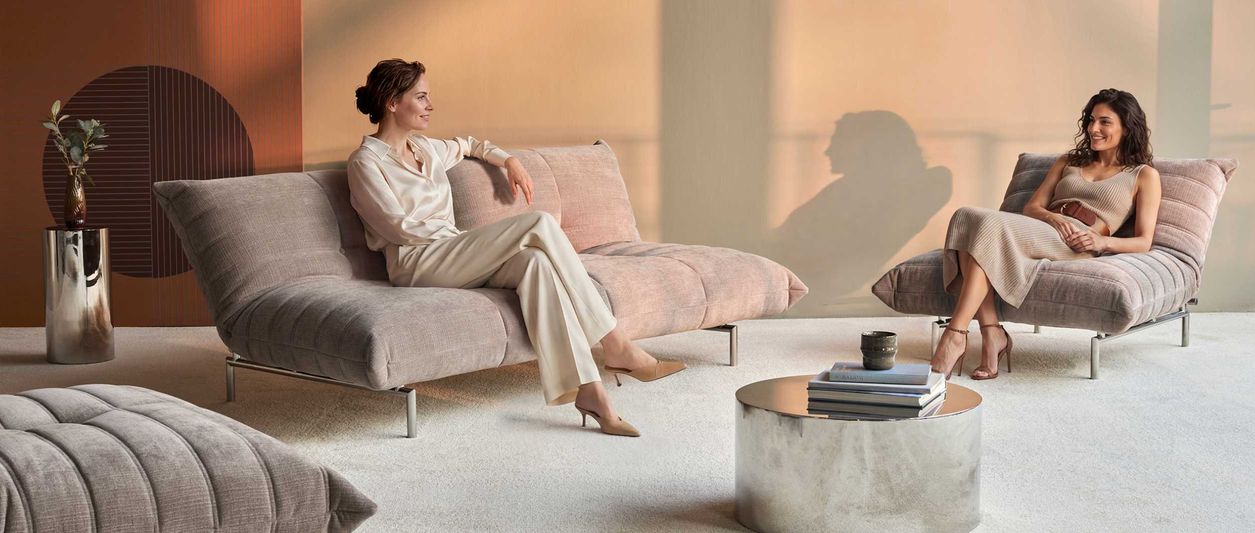 Die Schlafsofas und Sessel der Serie MIKUNJO von Innovation bilden zusammen eine gemütliche Wohnlandschaft