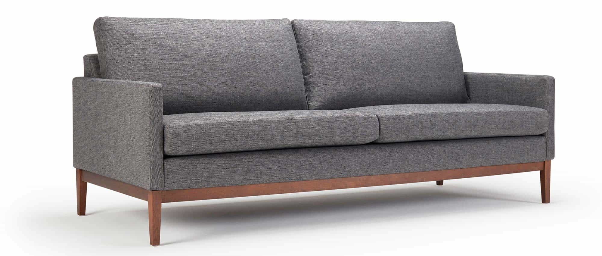 Hier das GÖTEBORG mit dunklen Holzfüßen aus Eiche - zu sehen am 3-Sitzer Sofa
