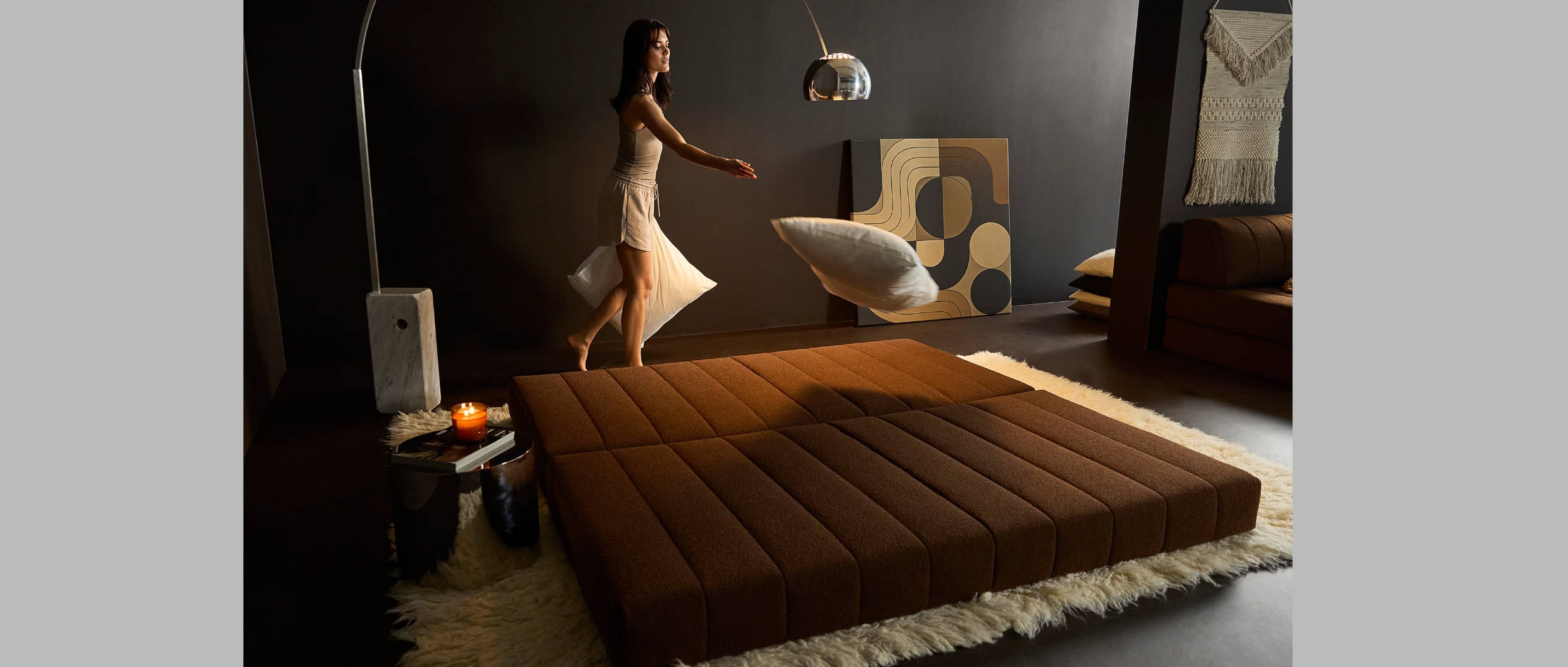 Das COZYPAD Schlafsofa von Innovation als Bodenschläfer und im regulären Stoff Taura Cappuccino (359)