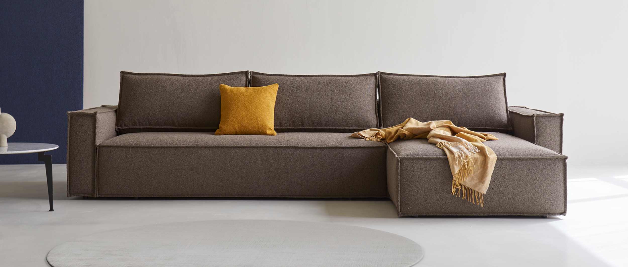 Relaxen und Entspannen auf dem Designer-Eckschlafsofa mit Lounger von INNOVATION