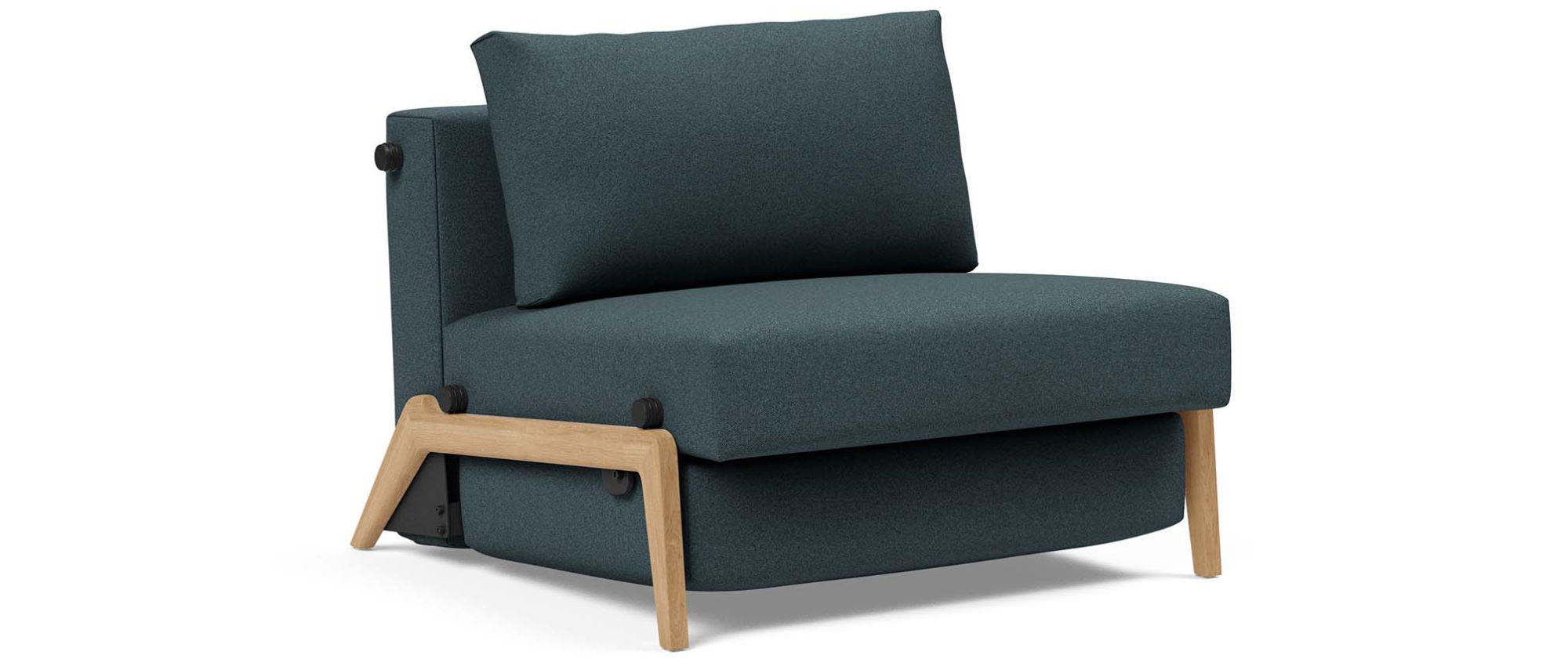 Der CUBED DELUXE Schlafsessel von Innovation - BLACK LABEL im Stoff Mahoga Dark Blue (851) und mit hellen Eichenholzfüßen