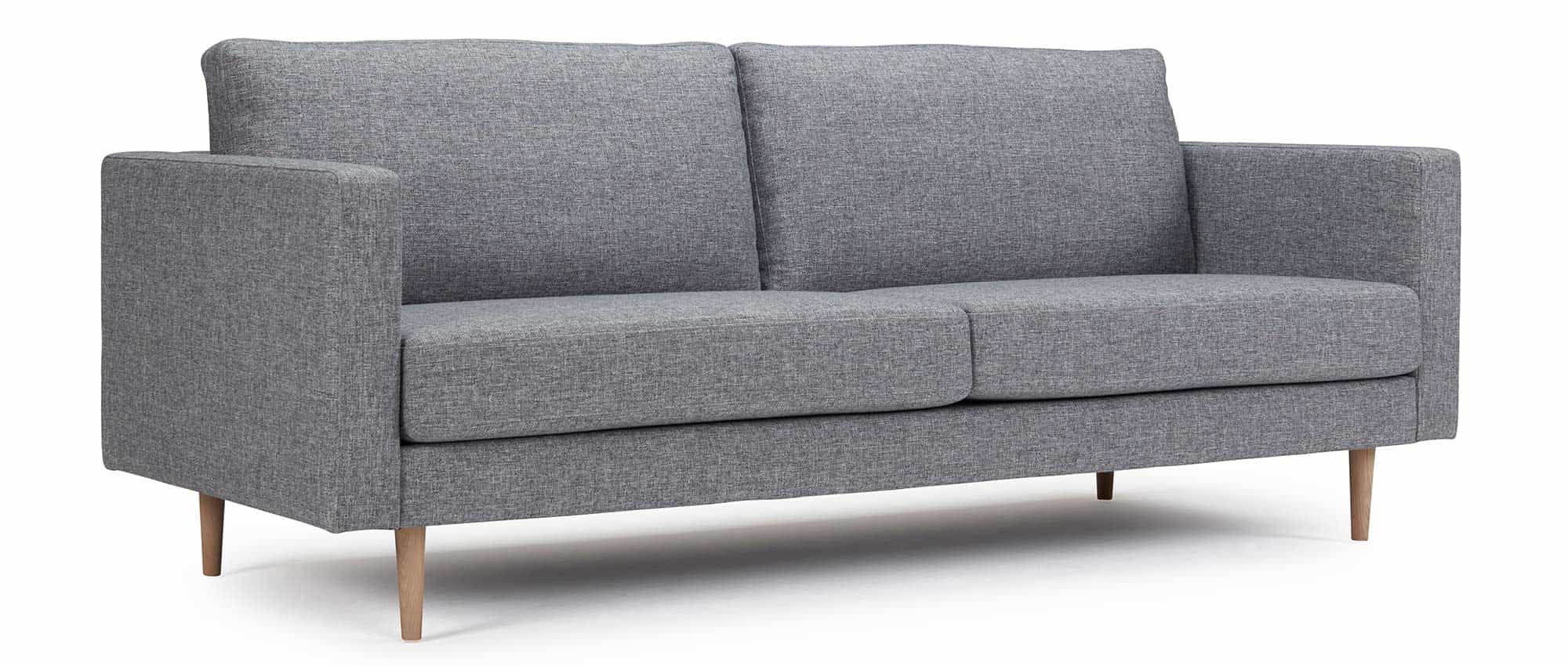 Das TRONDHEIM 3-Sitzer Designer Sofa mit geraden, schmalen Armlehnen und Füßen in Eiche lackiert