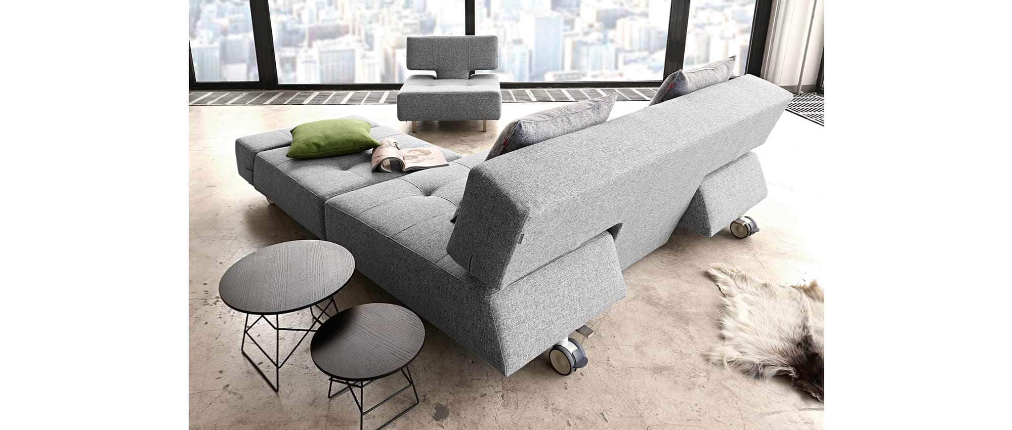 Das Schlafsofa verfügt über Rollen und lässt sich leicht verschieben