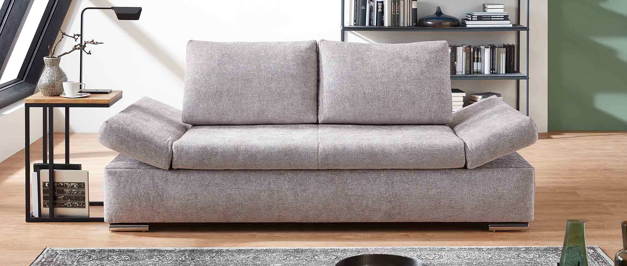 Das KIEL DELUXE Schlafsofa mit Matratze und Lattenrost besitzt klappbare Armlehnen