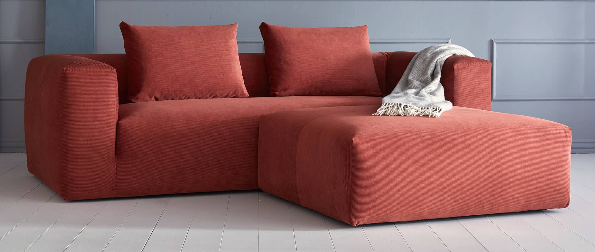 Das AALBORG Lounge Sofa im skandinavischen Design mit AALBORG Pouf bekommen Sie hier im Shop als Set