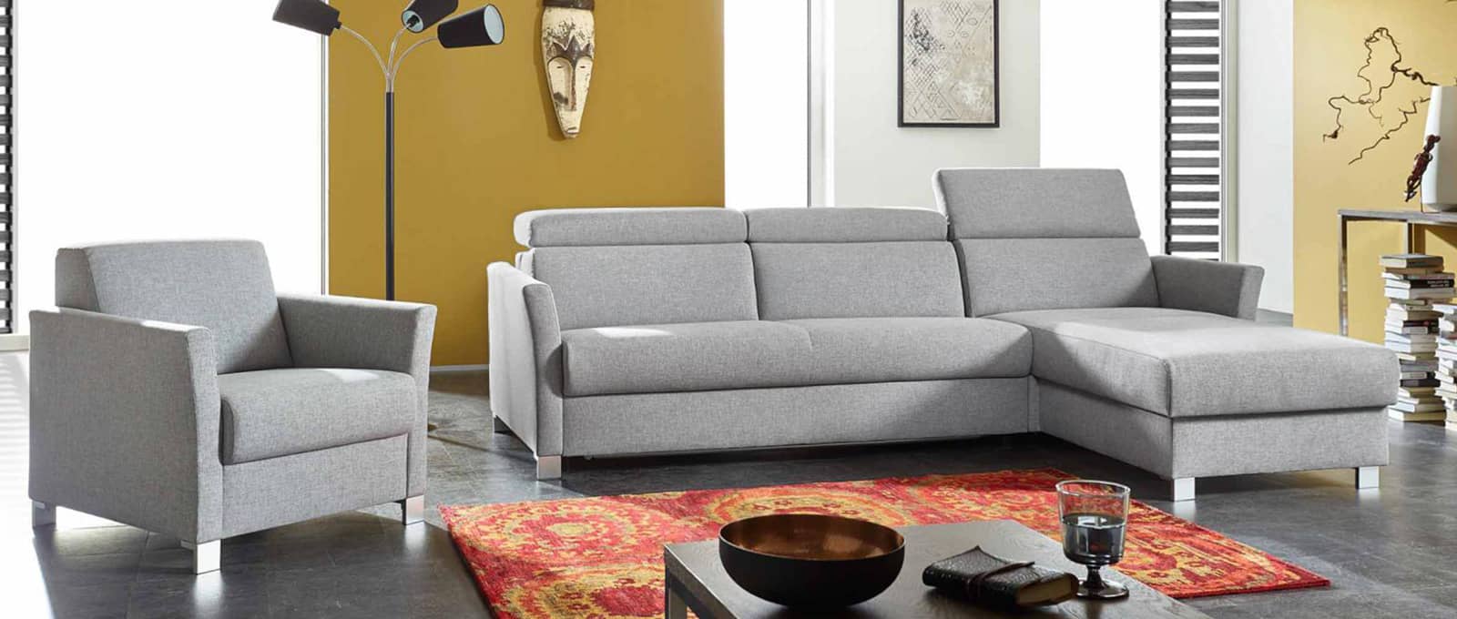 Eine tolle Wohnlandschaft für Ihr Wohnzimmer: Das MÜNCHEN DELUXE Ecksofa und der passende Sessel im hellgrauem Bezug