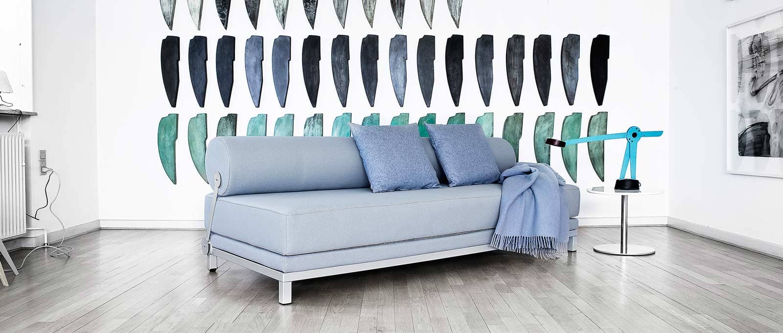 Durch die Rollen an den hinteren beiden Füßen des Gestells lässt sich das SLEEP Schlafsofa leicht verschieben