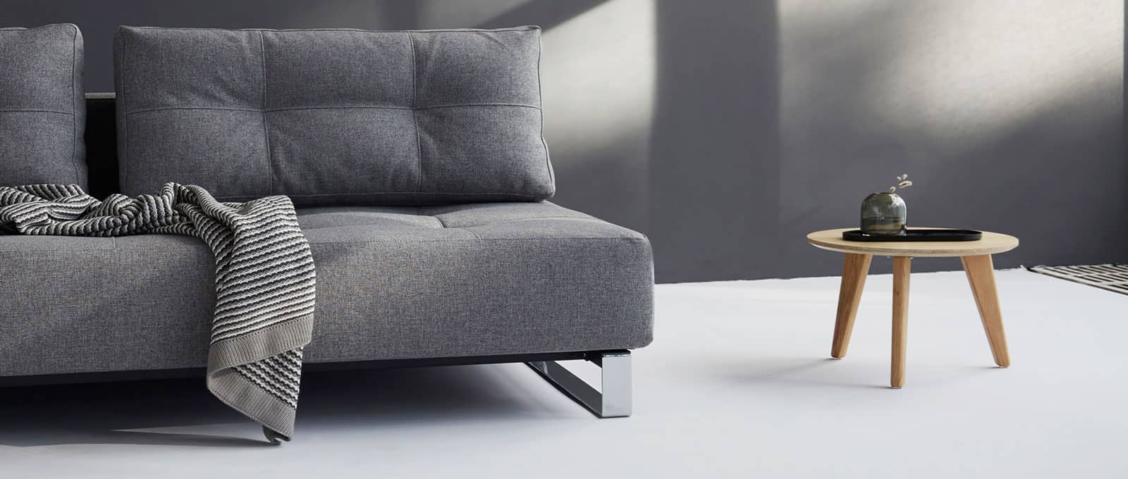 NORDIC mit heller Tischplatte als Beistelltisch zum SUPREMAX DELUXE EXCESS Schlafsofa