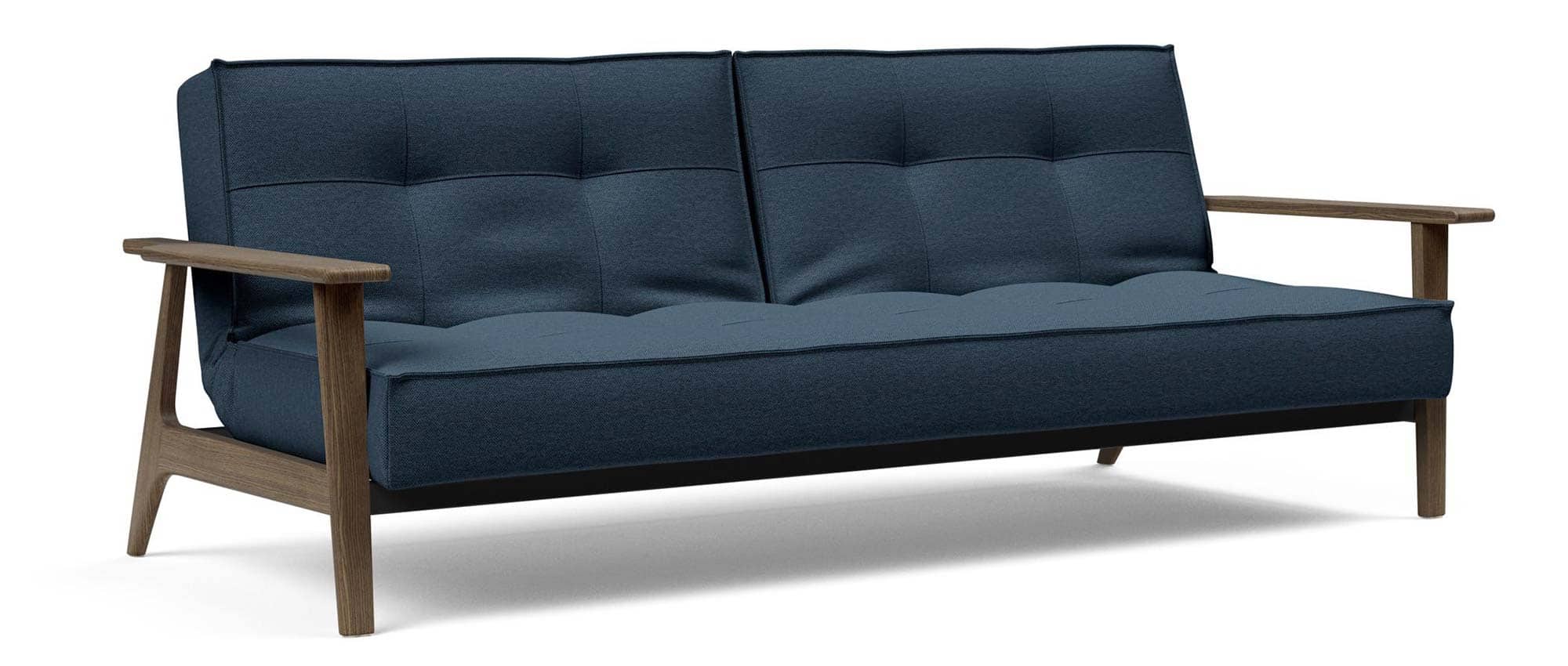 Das SPLITBACK Schlafsofa mit Frej-Holzarmlehnen - Smoked Oak (Eiche geräuchert)