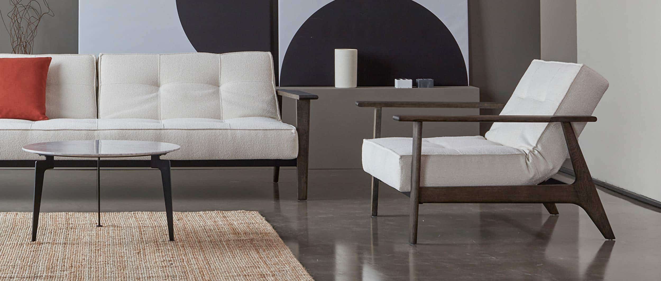 Wohnlandschaft bestehend aus einem SPLITBACK Schlafsofa mit Frej-Armlehnen - Smoked Oak (Eiche geräuchert) und einem SPLITBACK Sessel mit Frej-Armlehnen - Smoked Oak (Eiche geräuchert)