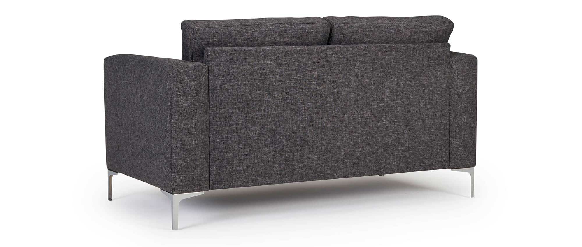 Das Designer Sofa TRELLEBORG ist auch auf der Rückseite in Ihrer Stoffauswahl bezogen