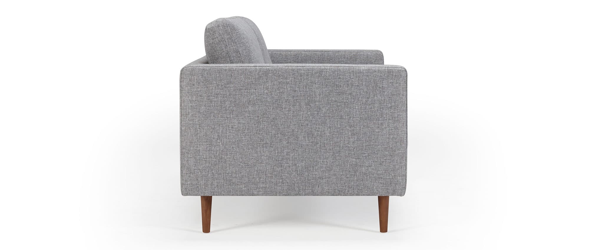 Das HALMSTAD Sofa besitzt Polsterarmlehnen und spitze Holzfüße