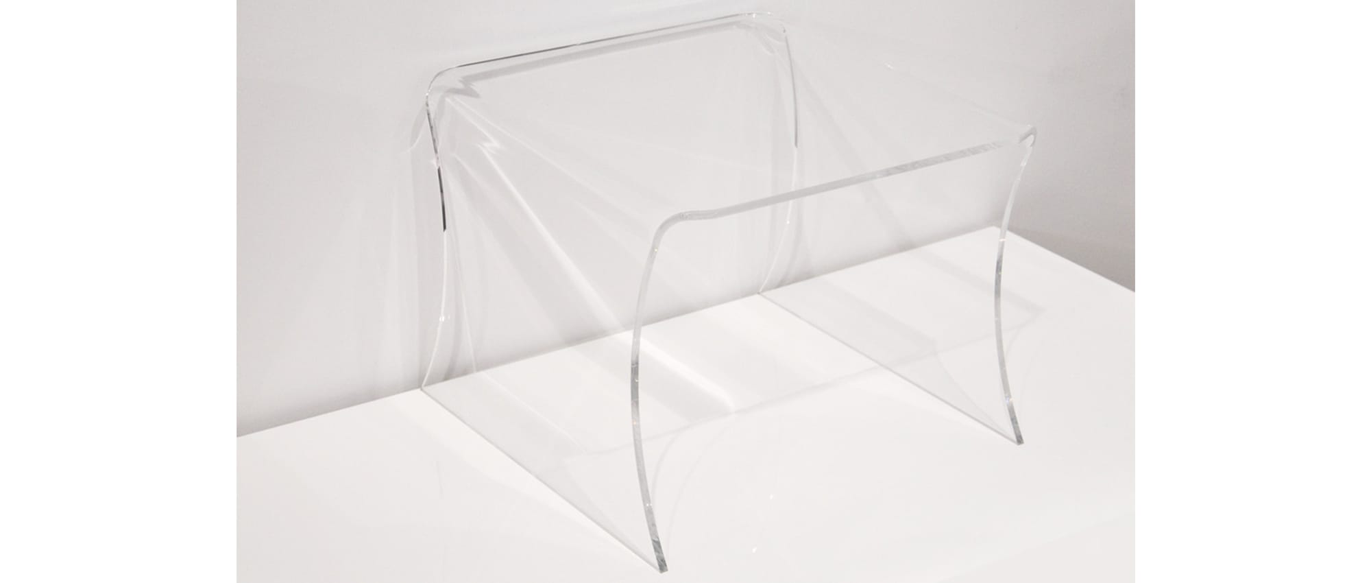 Der HAMBURG Beistelltisch aus Plexiglas mit eleganter, geschwungener Form