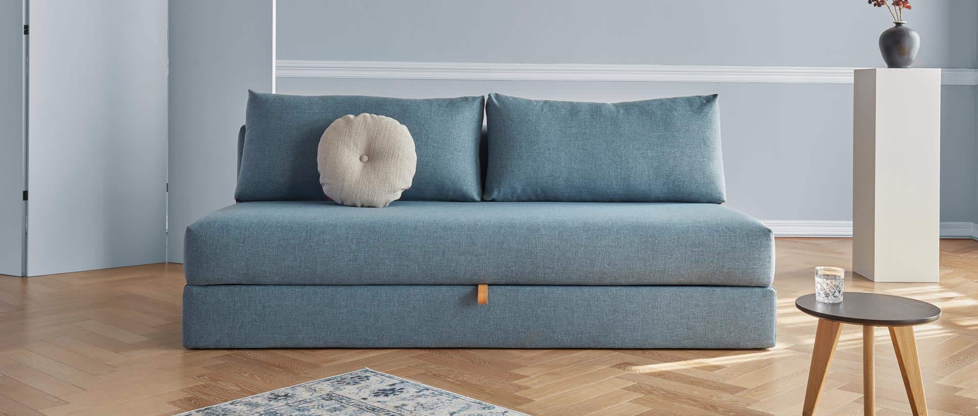 Das OSVALD Schlafsofa von Innovation als Sonderanfertigung im Stoff Mixed Dance Light Blue (525)