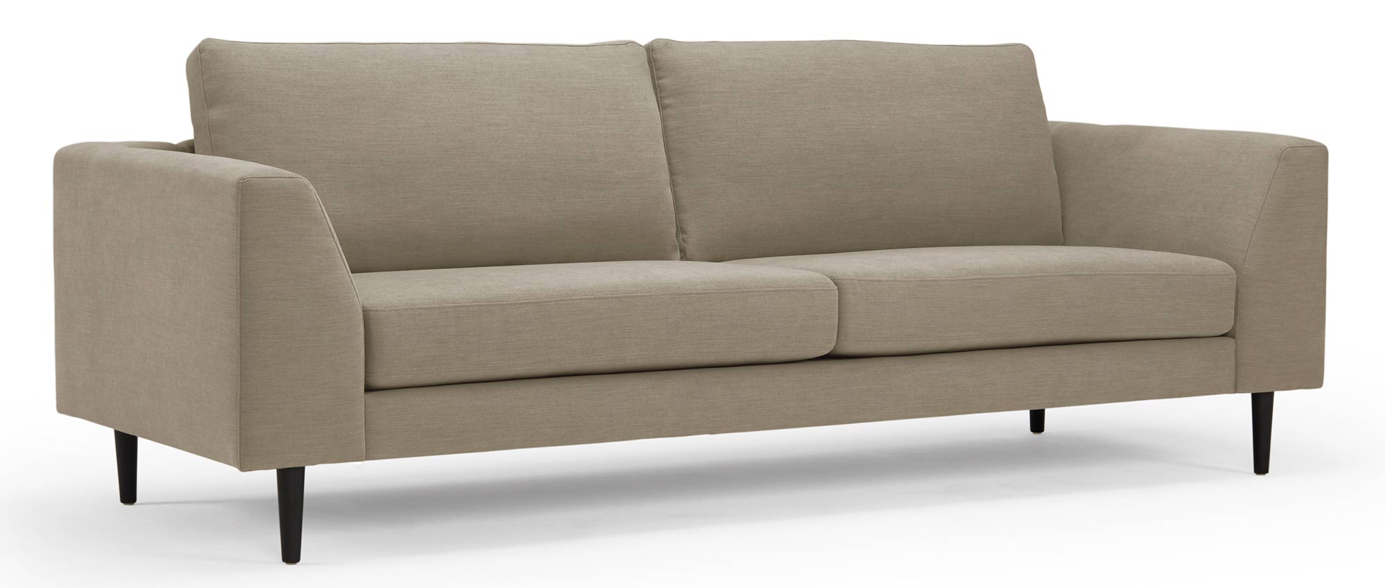 Hier das 3-Sitzer Designer Sofa TRONDHEIM im Stoff Uranus - Dusty Sand (571) mit den schrägen Polsterarmlehnen und schwarzen Holzfüßen aus Eiche