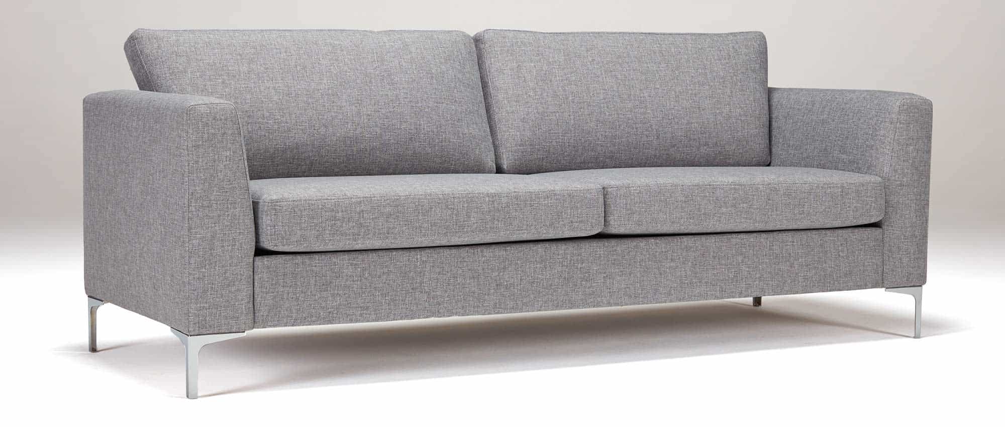Das TRELLEBORG hier als 3-Sitzer Sofa mit Füßen aus Chrom
