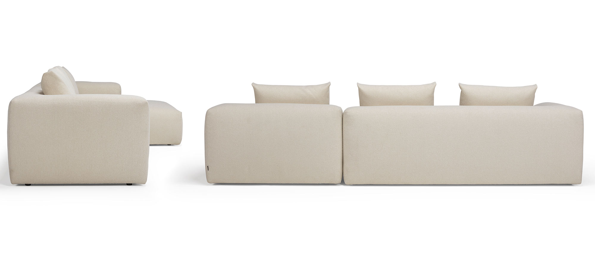 Das AALBORG 2,5-Sitzer Ecksofa mit Longchair im dänischen Design mit breiten Polsterarmlehnen