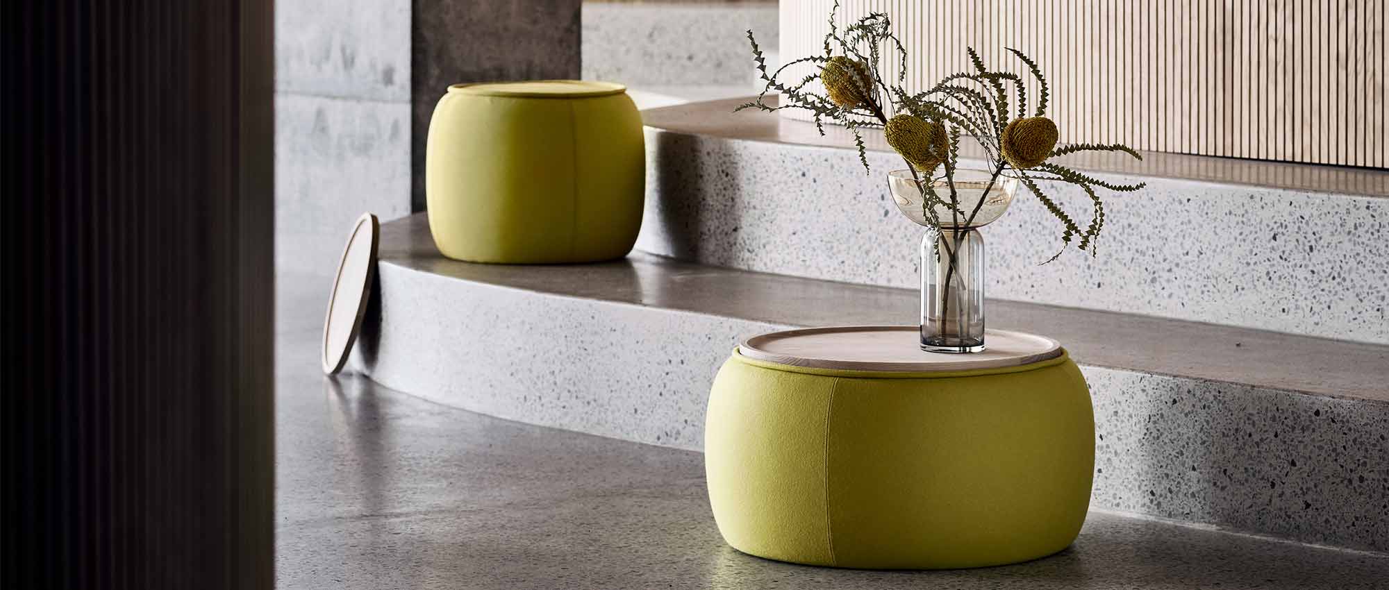 Der CONGA Sitzhocker und Beistelltisch - schlicht und elegant