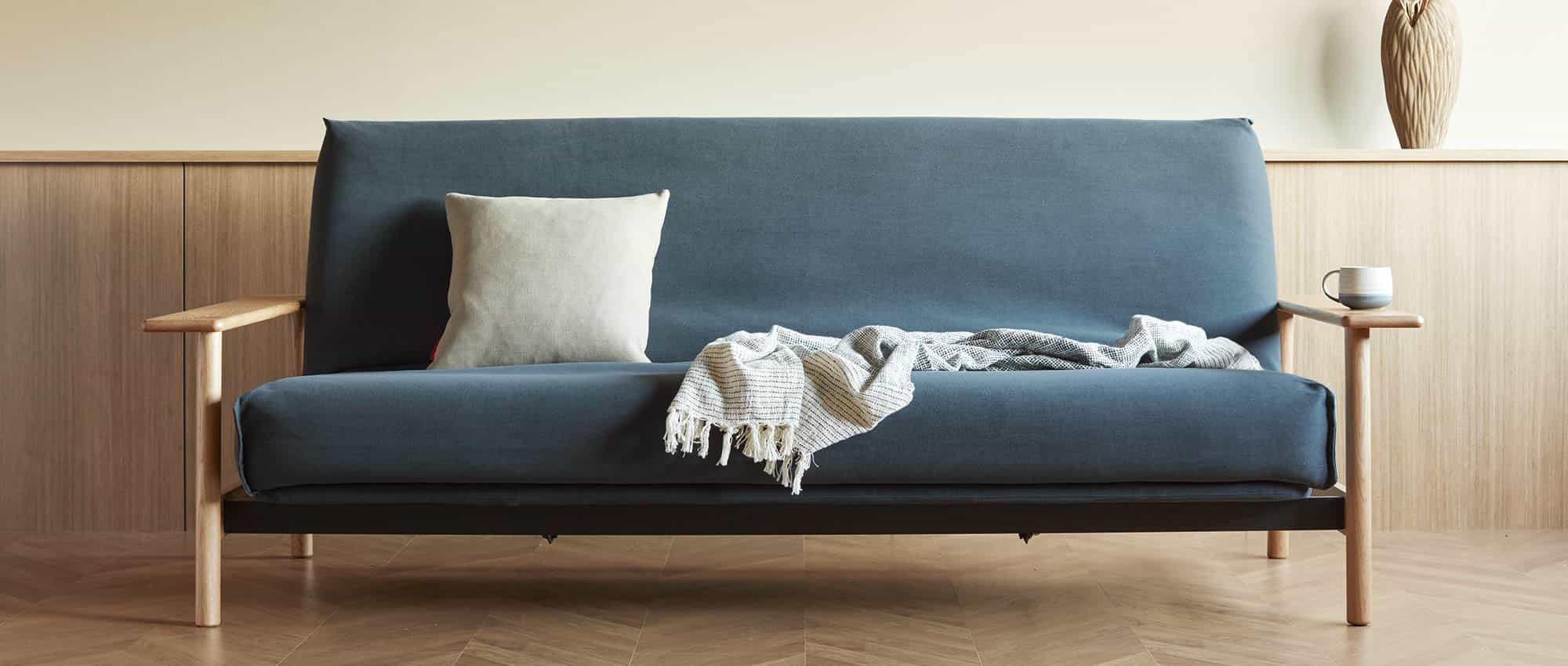 Das Schlafsofa BALDER von Innovation: abnehmbarer Bezug im Nordic-Style und mit Gestellbezug für die Sitzfläche (optional)