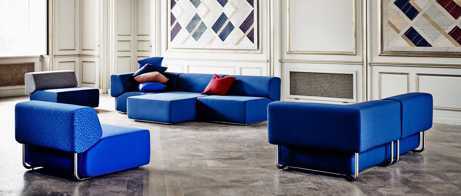 Das NOA Modulsofa von Softline kann je nach Bedarf zu verschiedenen Kombinationen zusammengestellt werden