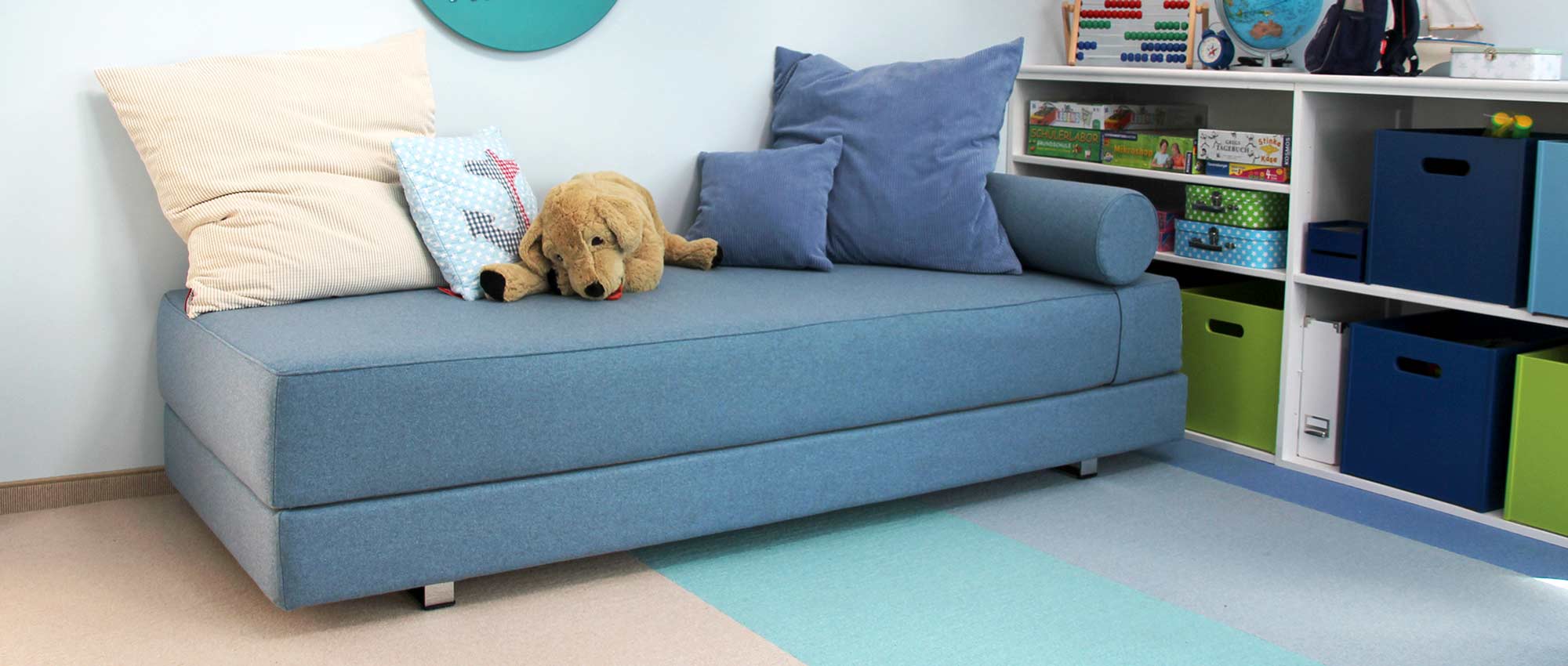 Das LUBI Daybed im Wollstoff Filz - Hellblau Melange (858) mit gleichfarbigem Keder