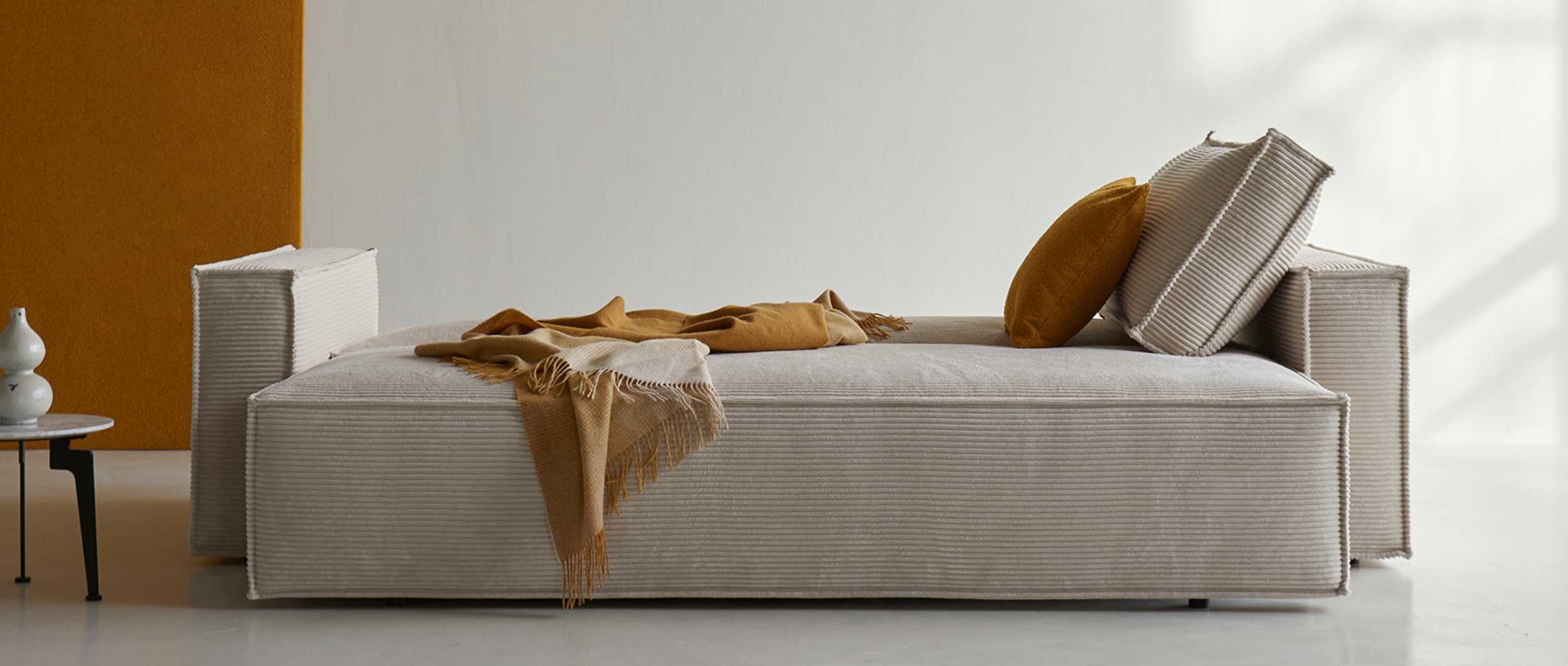 Das NEWILLA Schlafsofa mit Bettfunktion im Stoff Corduroy Ivory (594) 