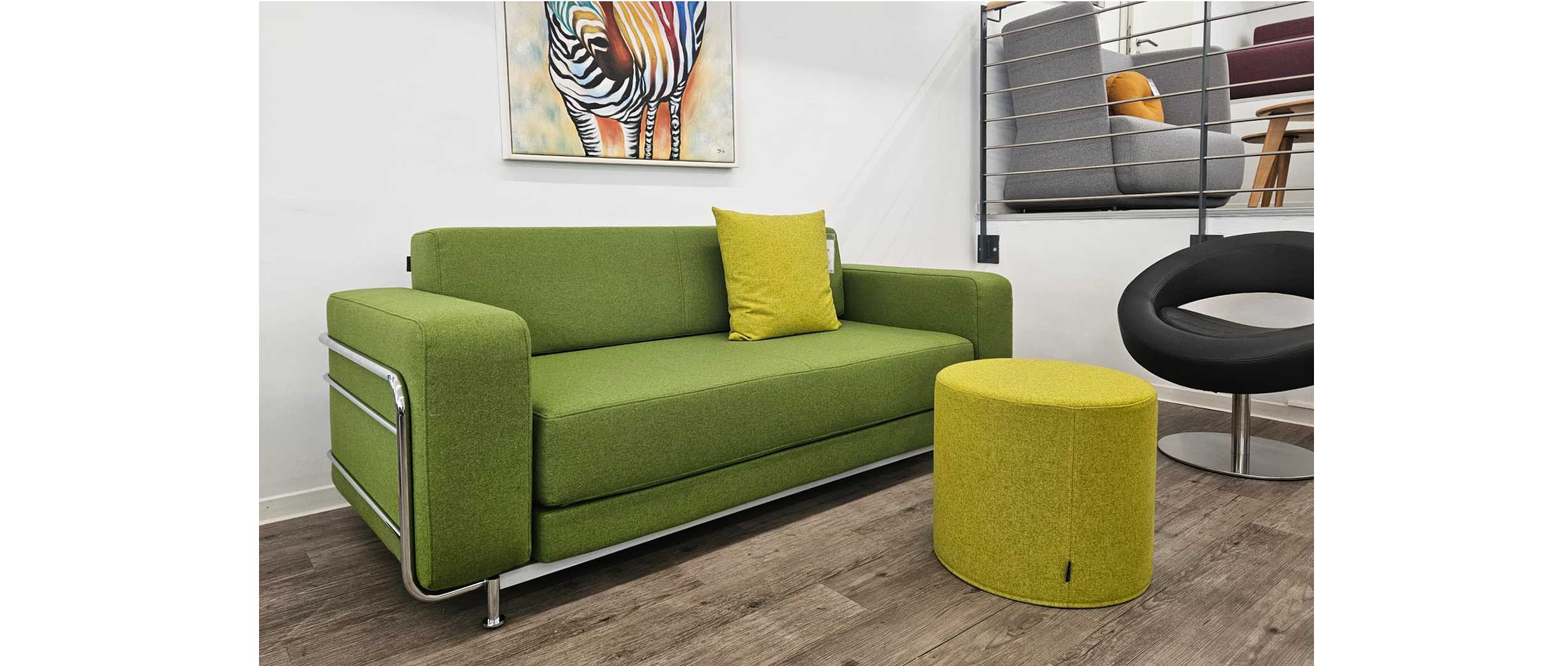 Das SILVER Schlafsofa mit MILAN Kissen und DRUM Hocker