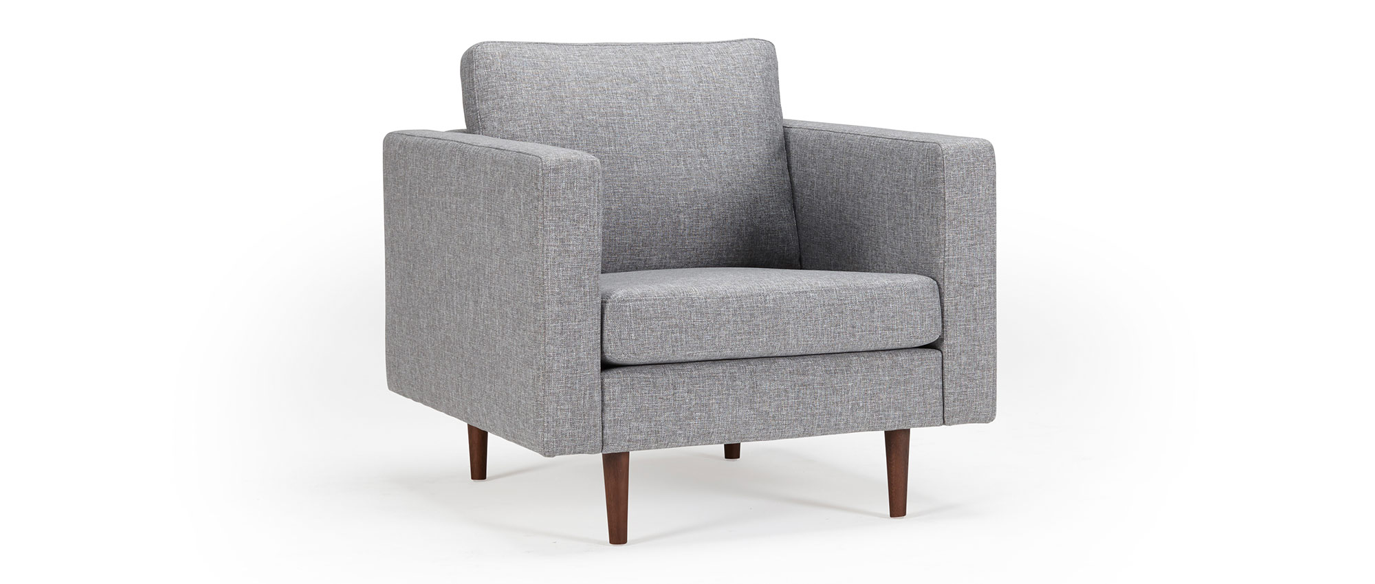 Der HALMSTAD Designer Sessel mit Polsterarmlehnen und spitzen Holzfüßen
