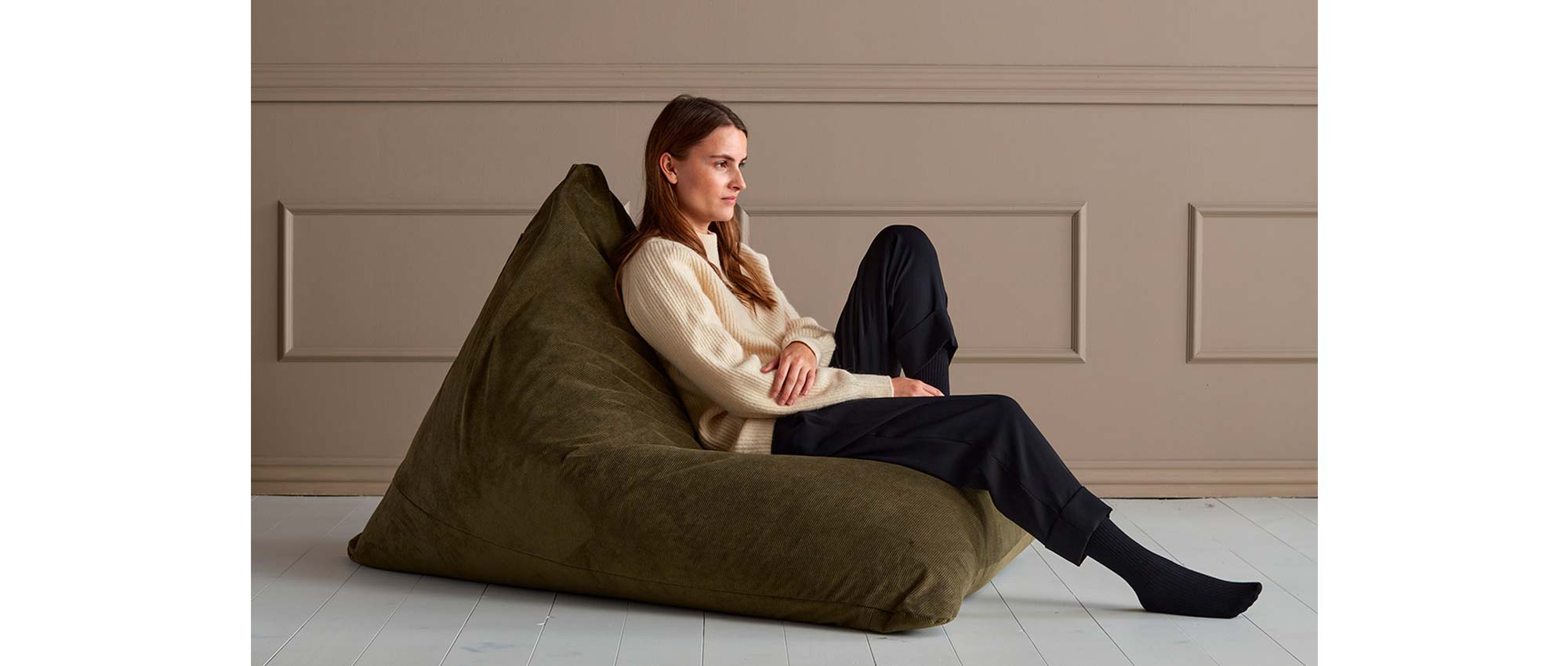 Der SOFT PEAK Sitzsack von Innovation hier im Stoff Cordufine Pine Green (316)