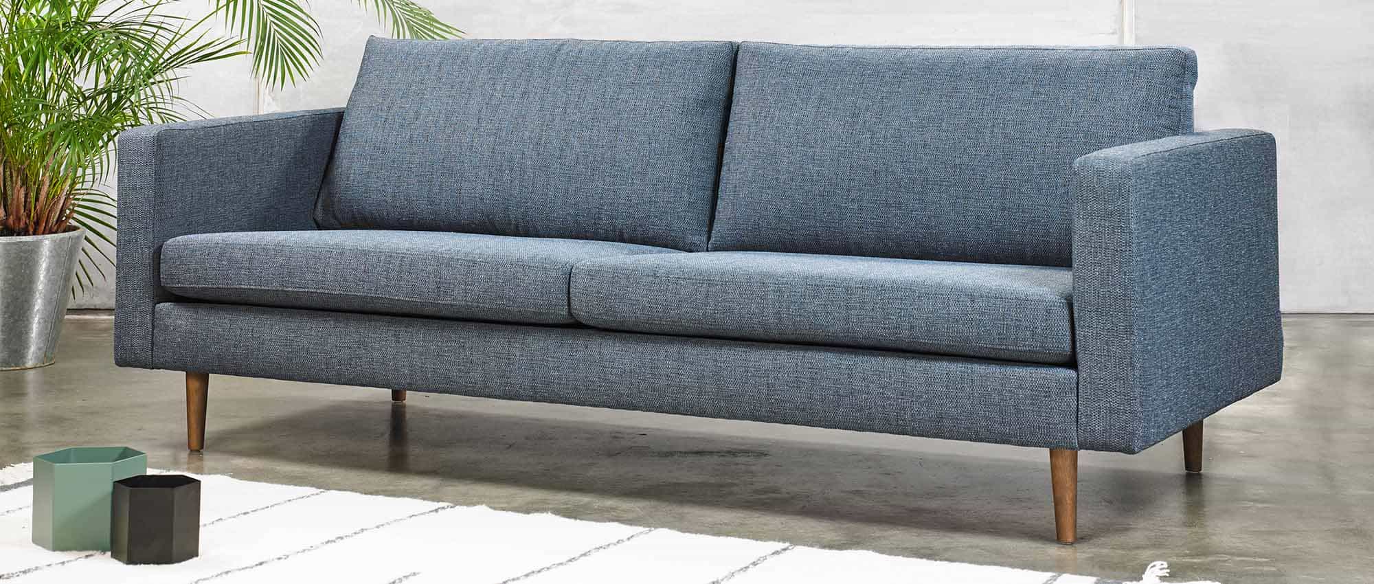 Der HALMSTAD 3-Sitzer besitzt ein schlichtes, elegantes Design