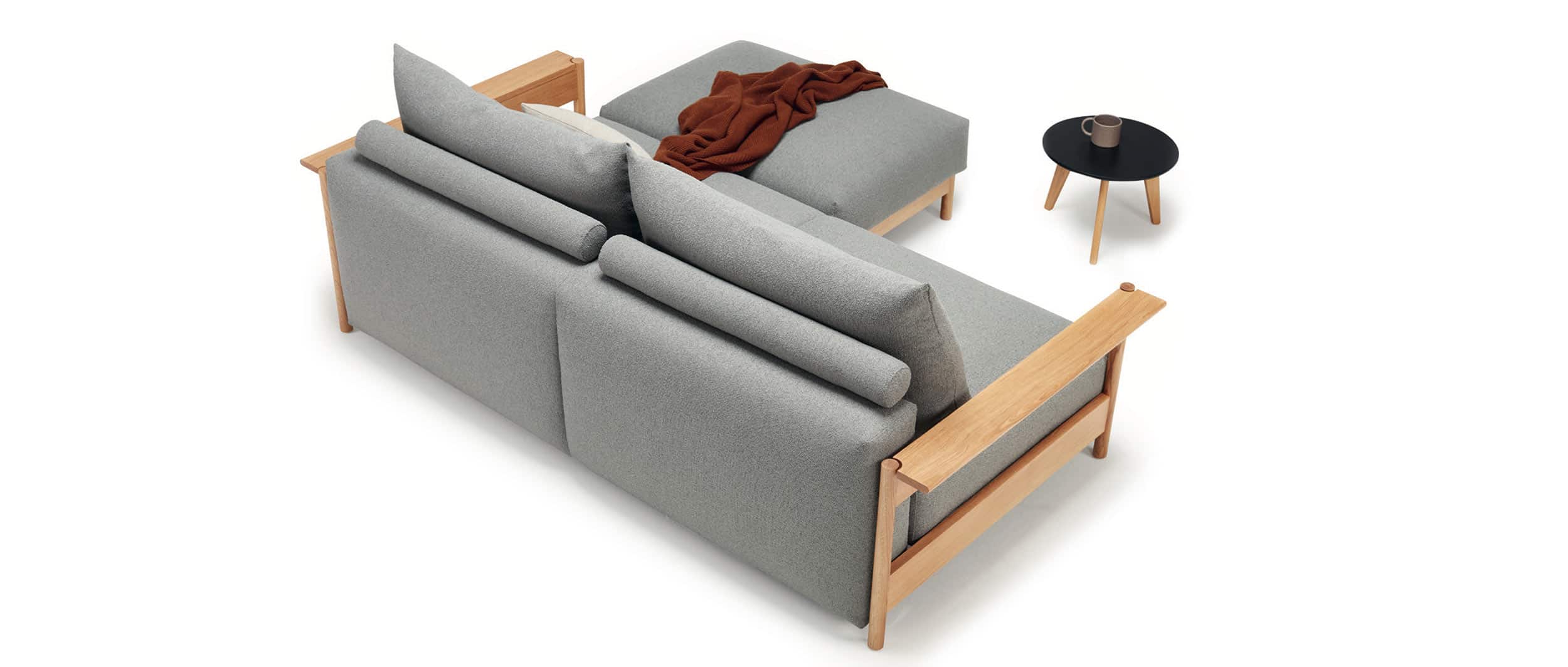 Der optional erhältliche MALLOY WOOD Sitzhocker macht aus dem MALLOY WOOD ein flexibles Eckschlafsofa im skandinavischen Stil