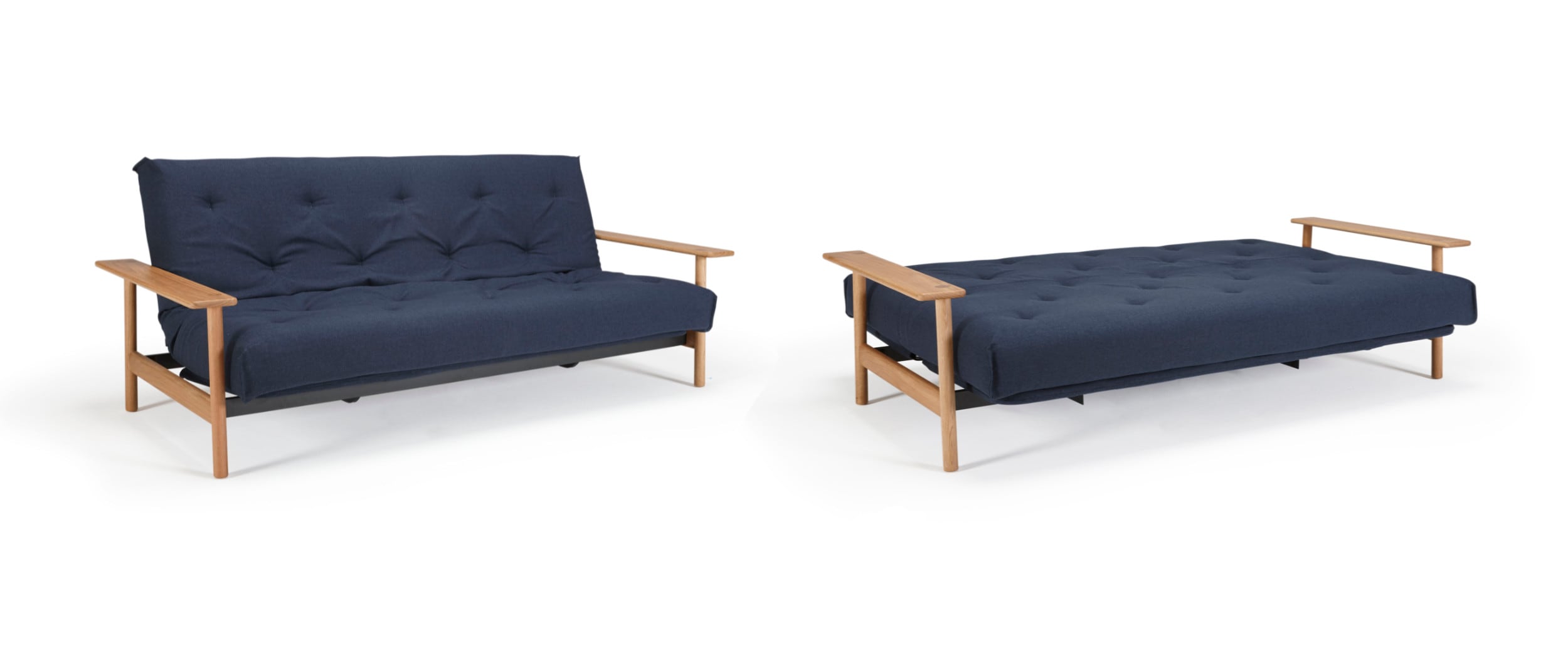 Das BALDER Schlafsofa in der Sitz- und Liegeposition: Eichenholzarmlehnen, Soft-Spring-Matratze im fest versteppten Nordic-Style, Gestellbezug für die Sitzfläche (optional), Stoff Mixed Dance Blue (528)